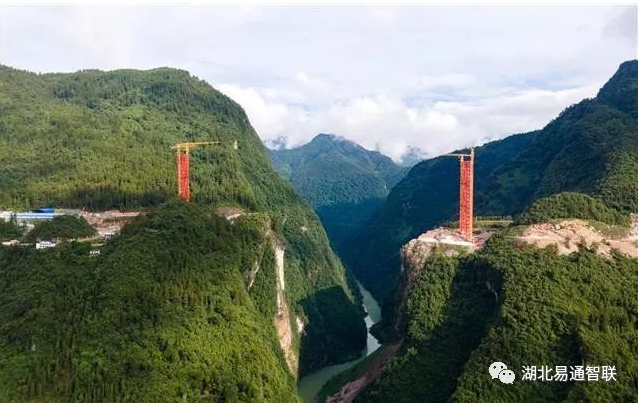 鶴峰溇水河上，峽谷中橋上建“橋”，配合完成宜來高速高難度架橋建設！